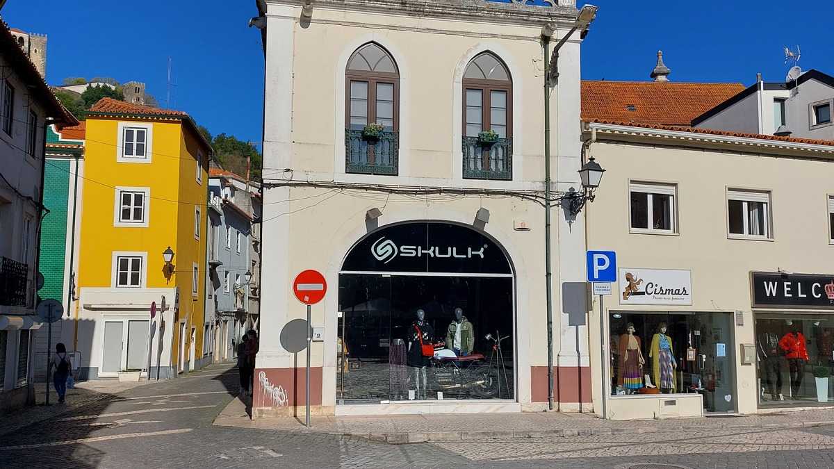 maison portugaise avec façade claire et volets, achat immobilier au Portugal