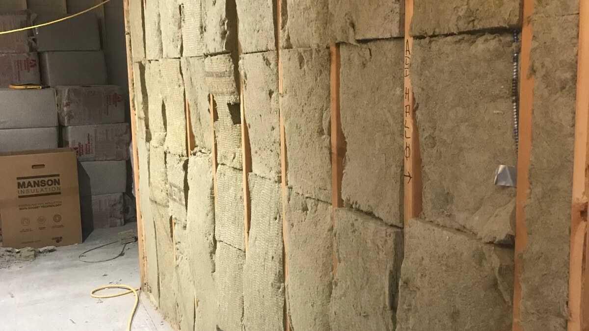 Isolation d’un mur intérieur humide dans une maison en rénovation