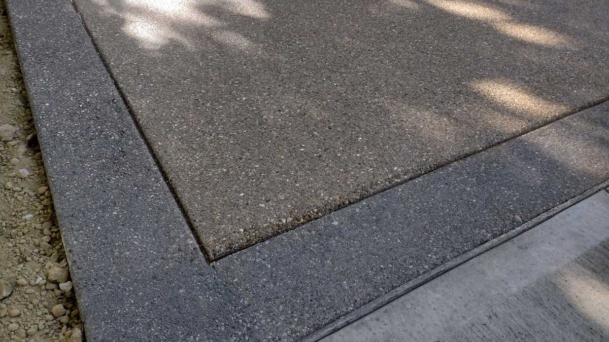 Béton lavé décoratif pour allée extérieure, prix au mètre carré