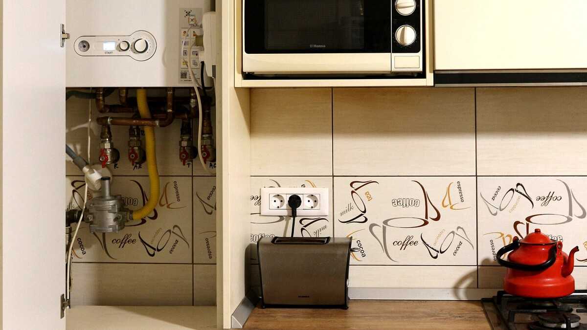 Chaudière murale ancienne dans une cuisine, illustration d’un appareil à identifier