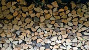 Bois de chauffage empilé pour une commande à 40 euros le stère
