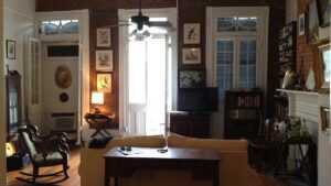 Séjour d’un appartement en copropriété, contexte de voisinage et de nuisances sonores