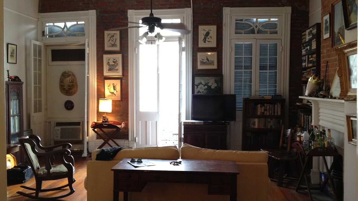 Séjour d’un appartement en copropriété, contexte de voisinage et de nuisances sonores