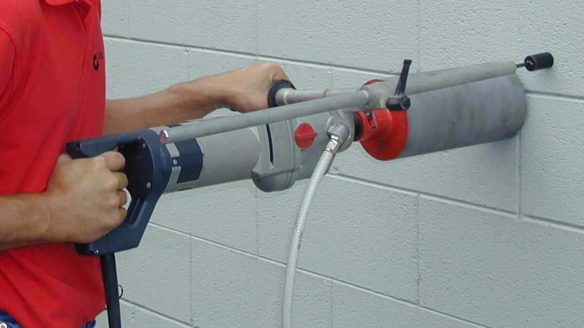 Carotteuse portative utilisée pour carotter un mur
