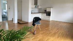Appartement lumineux partiellement vidé avec cuisine équipée, prêt à être trié avant débarras