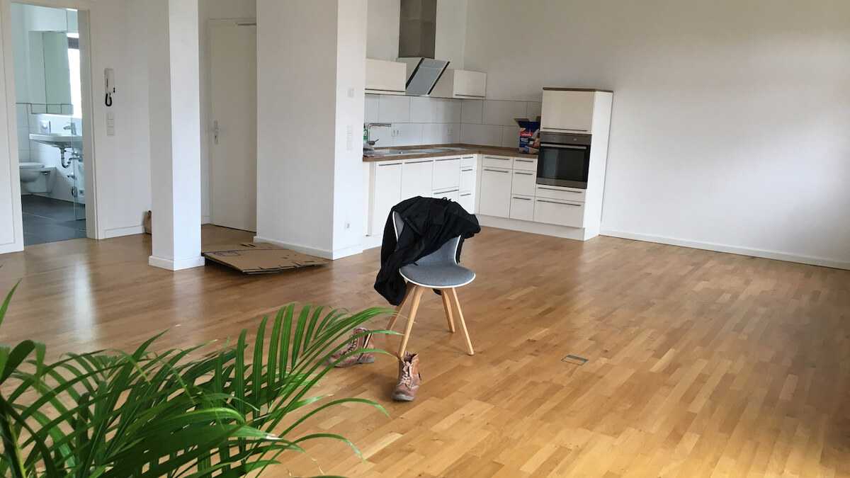 Appartement lumineux partiellement vidé avec cuisine équipée, prêt à être trié avant débarras
